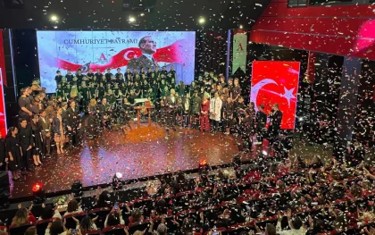 Anabilim Eğitim Kurumları’ndan cumhuriyetin 103. yılına yakışır görkemli kutlama: ‘Miras’ oyunu ayakta alkışlandı