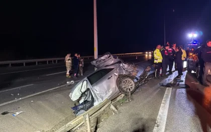 Çanakkale’de can pazarı! Elektrik direğine çarpan otomobil ikiye bölündü: 2 ölü