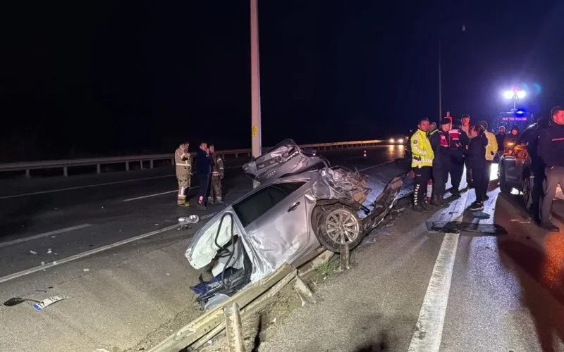 Çanakkale’de can pazarı! Elektrik direğine çarpan otomobil ikiye bölündü: 2 ölü