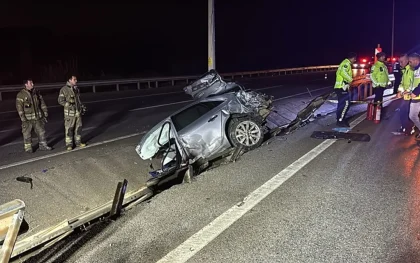 Çanakkale’de otomobil elektrik direğine çarptı: 2 ölü