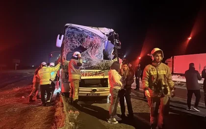 Edirne’de tur otobüsü TIR’a çarptı: 10 yaralı
