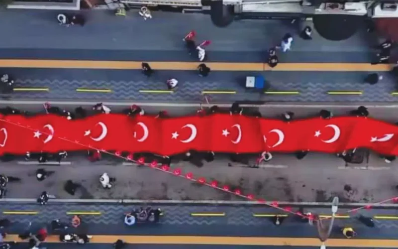 Samsun’da 1919 metrelik Türk bayrağıyla Cumhuriyet yürüyüşü